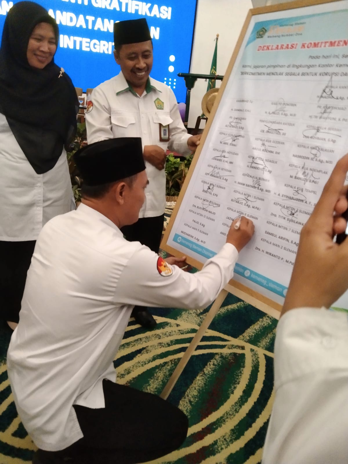 Penandatanganan MoU Madrasah Integrasi dengan SPPG Mlati untuk Program MBG